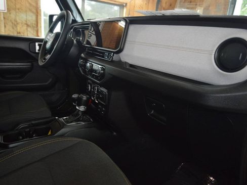Used 2024 Jeep Wrangler Unlimited w/ Convenience Group AWD/4WD image 10