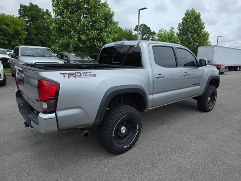 Used 2019 Toyota Tacoma TRD Off-Road AWD/4WD image 5