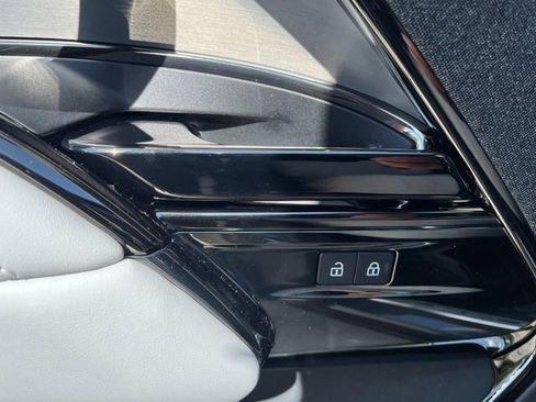 Used 2025 Land Rover Range Rover Sport image 35