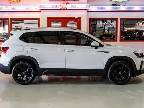 Used 2023 Volkswagen Taos SE w/ Panoramic Sunroof Package image 10