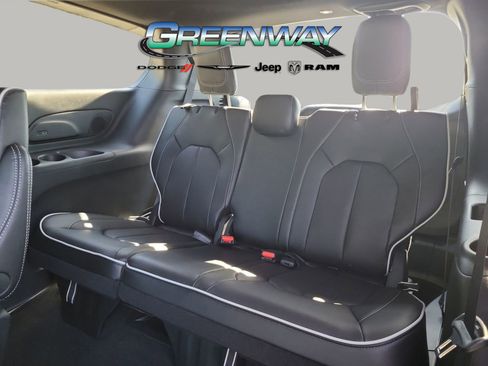 New 2026 Chrysler Pacifica Limited image 17