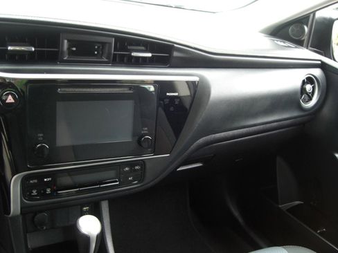 Used 2017 Toyota Corolla LE FWD image 6