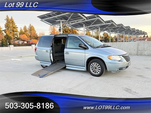 Used 2005 Chrysler Town & Country Touring w/ Luxury Group image 2