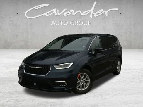 Used 2023 Chrysler Pacifica Touring-L image 1