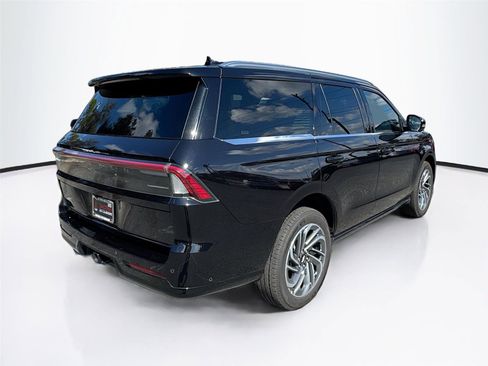 Used 2025 Lincoln Navigator Reserve image 5