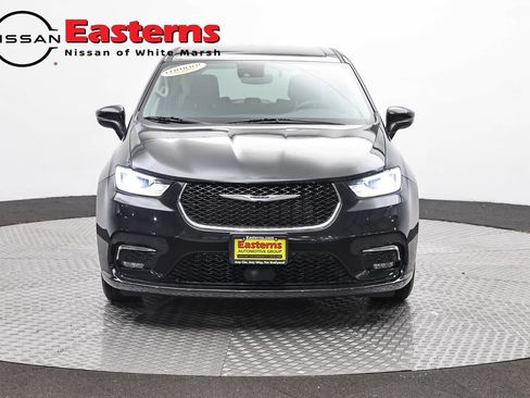 Used 2023 Chrysler Pacifica Touring-L FWD image 2