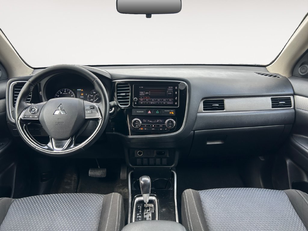 Used 2018 Mitsubishi Outlander SE AWD/4WD image 10