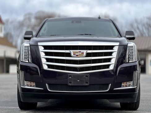 Used 2018 Cadillac Escalade ESV Luxury image 2