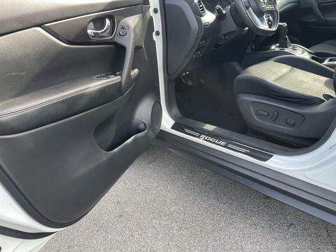 Used 2017 Nissan Rogue SV w/ SV Premium Package AWD/4WD image 14