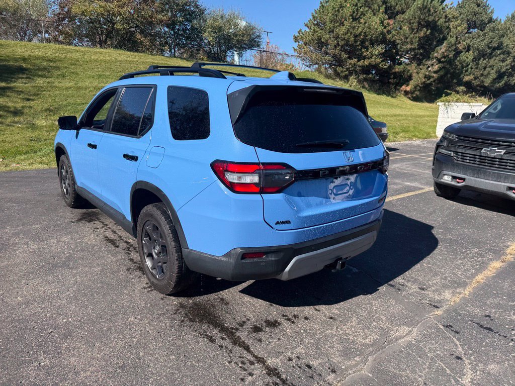 Used 2024 Honda Pilot TrailSport image 2