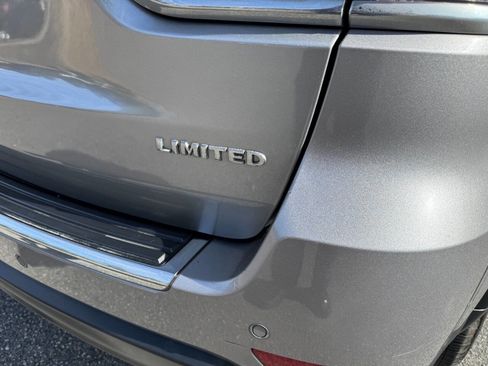 Used 2017 Jeep Grand Cherokee Limited image 37