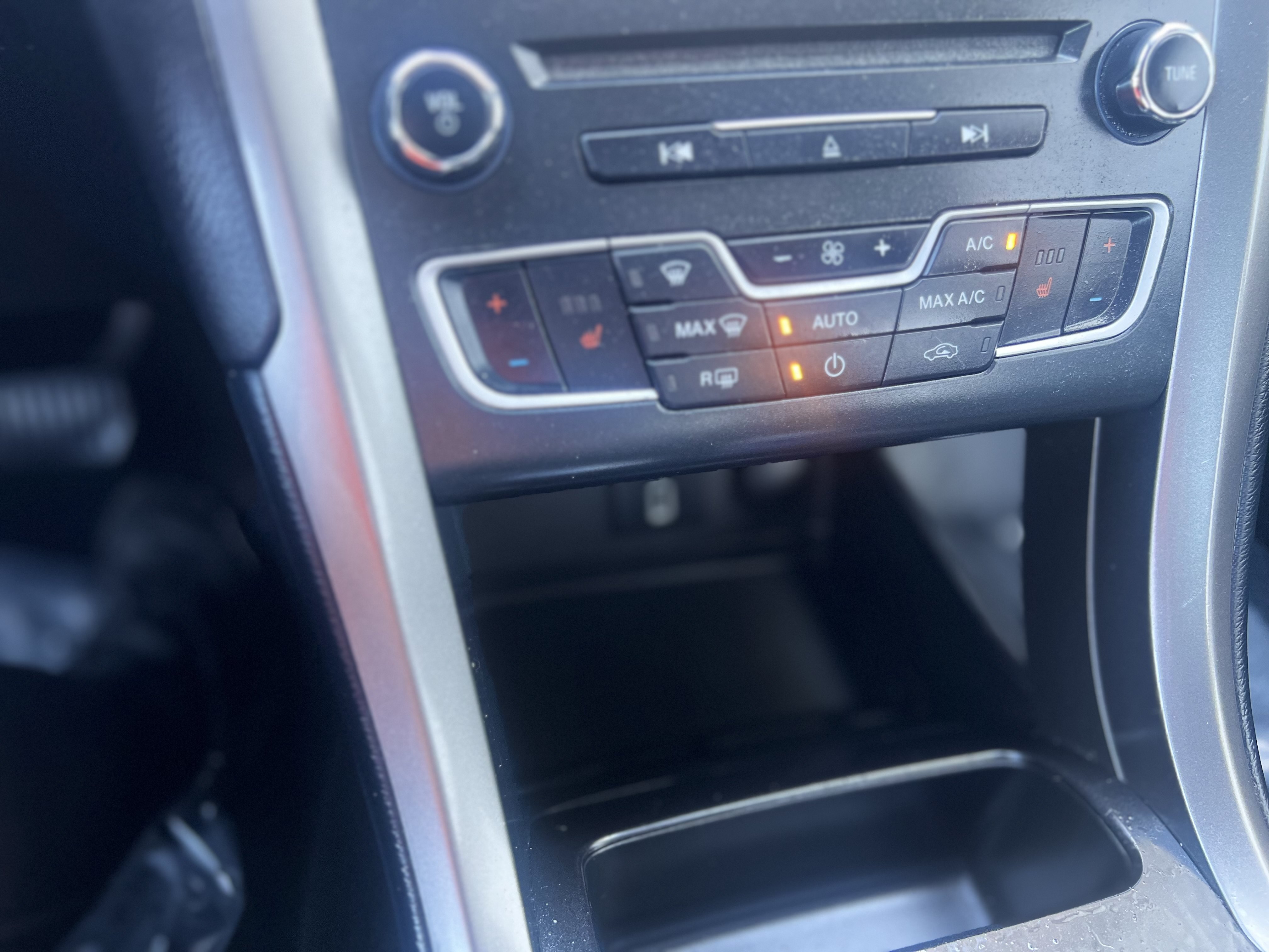Used 2018 Ford Fusion SE w/ Equipment Group 602A FWD image 12