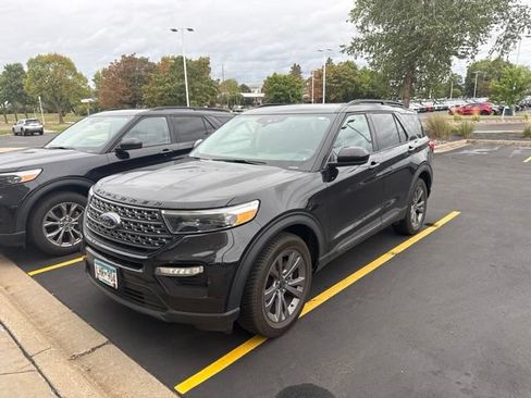 Used 2023 Ford Explorer XLT w/ Equipment Group 202A AWD/4WD image 3