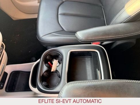 Used 2023 Chrysler Pacifica Touring-L FWD image 14