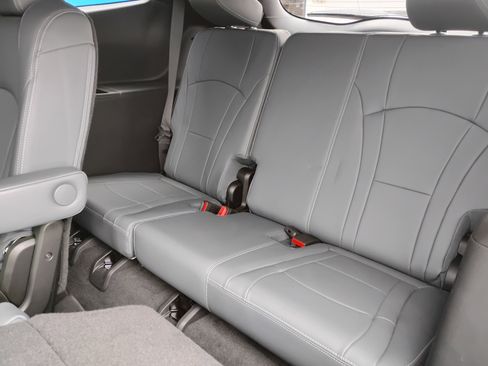 Used 2023 Buick Enclave Essence image 18