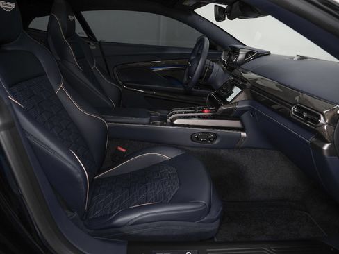 Used 2025 Aston Martin Vanquish RWD image 30