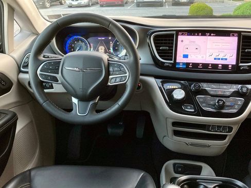 Used 2023 Chrysler Pacifica Touring-L FWD image 7
