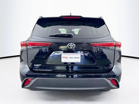 Used 2023 Toyota Highlander L FWD image 7