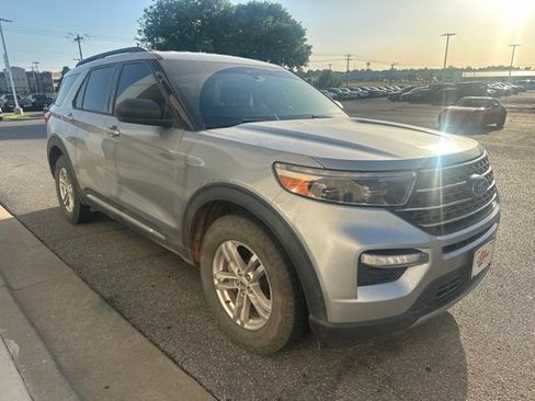 Used 2020 Ford Explorer XLT w/ Equipment Group 202A AWD/4WD image 3