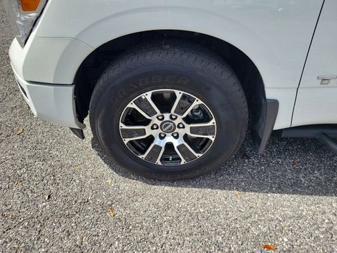 Used 2024 Nissan Titan SV w/ SV Convenience Package image 5