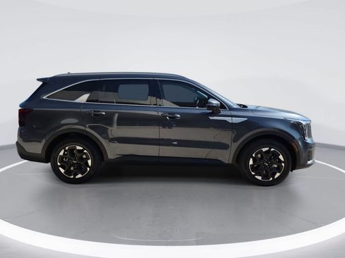 Used 2024 Kia Sorento S FWD image 9