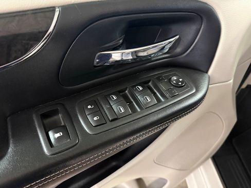 Used 2013 Chrysler Town & Country Touring-L w/ Driver Convenience Group image 38