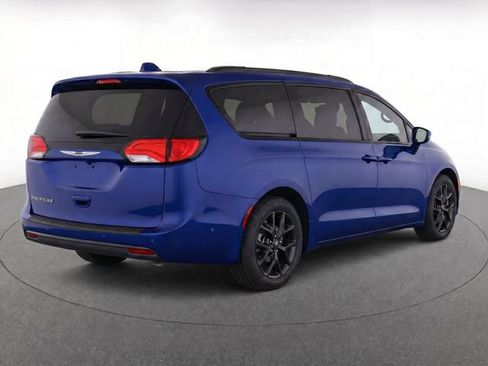 Used 2018 Chrysler Pacifica Touring-L w/ Premium Audio Group FWD image 8