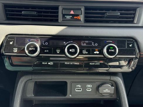 Used 2025 Honda Pilot TrailSport image 24