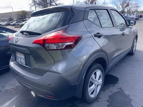 Used 2020 Nissan Kicks S image 2
