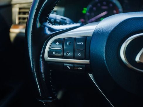 Used 2017 Lexus ES 300h w/ Luxury Package image 16