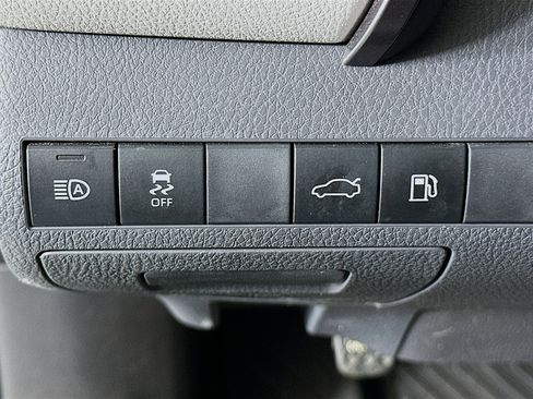 Used 2018 Toyota Camry LE image 17