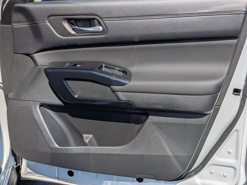 New 2026 Nissan Pathfinder Platinum image 32