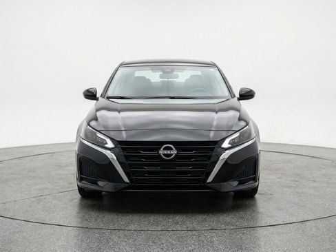Used 2025 Nissan Altima 2.5 SV FWD image 2