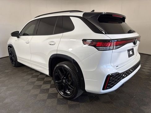 Certified 2025 Volkswagen Tiguan SE R-Line AWD/4WD image 6