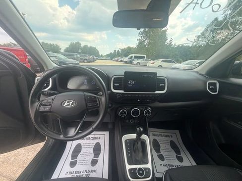 Used 2024 Hyundai Venue Limited FWD image 11