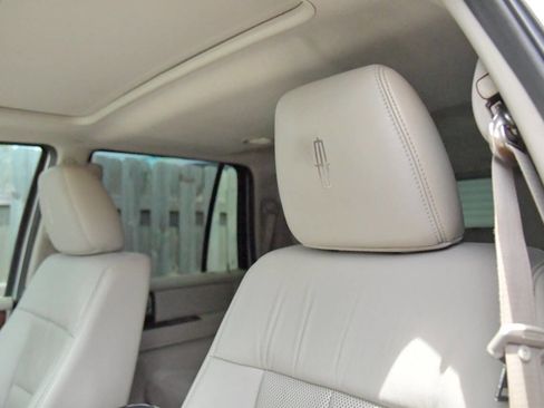 Used 2014 Lincoln Navigator 2WD image 23