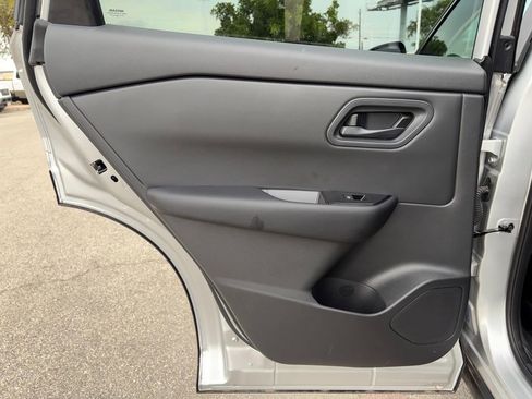 Used 2025 Nissan Rogue S image 27