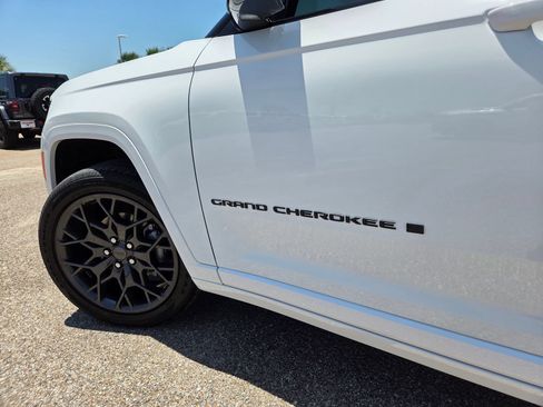 New 2026 Jeep Grand Cherokee Summit w/ Obsidian Package AWD/4WD image 11