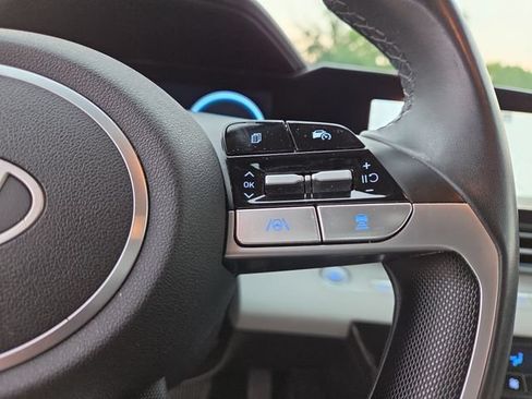 Certified 2025 Hyundai Elantra Limited FWD image 18