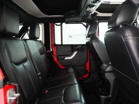 Used 2015 Jeep Wrangler Unlimited Rubicon w/ Connectivity Group image 36