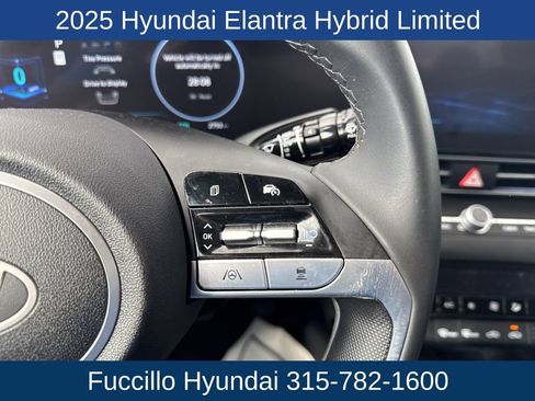 Used 2025 Hyundai Elantra Limited image 17