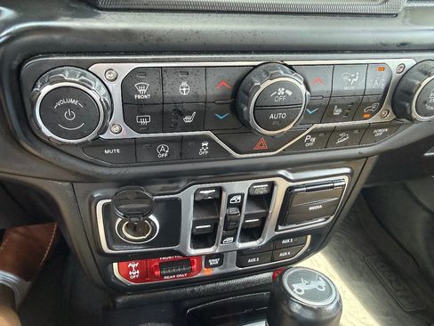Used 2018 Jeep Wrangler Unlimited Rubicon w/ Dual Top Group AWD/4WD image 30