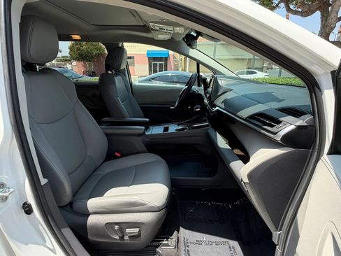 Used 2023 Toyota Sienna XLE FWD image 24