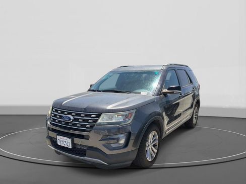 Used 2016 Ford Explorer XLT w/ Equipment Group 202A FWD image 3