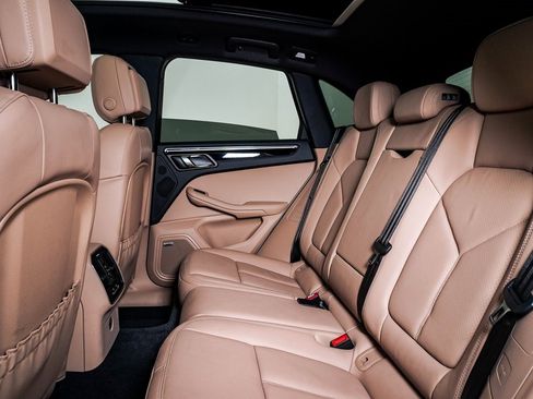 Certified 2025 Porsche Macan image 17