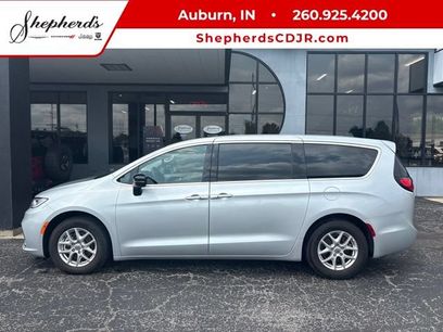 Used 2024 Chrysler Pacifica Touring-L