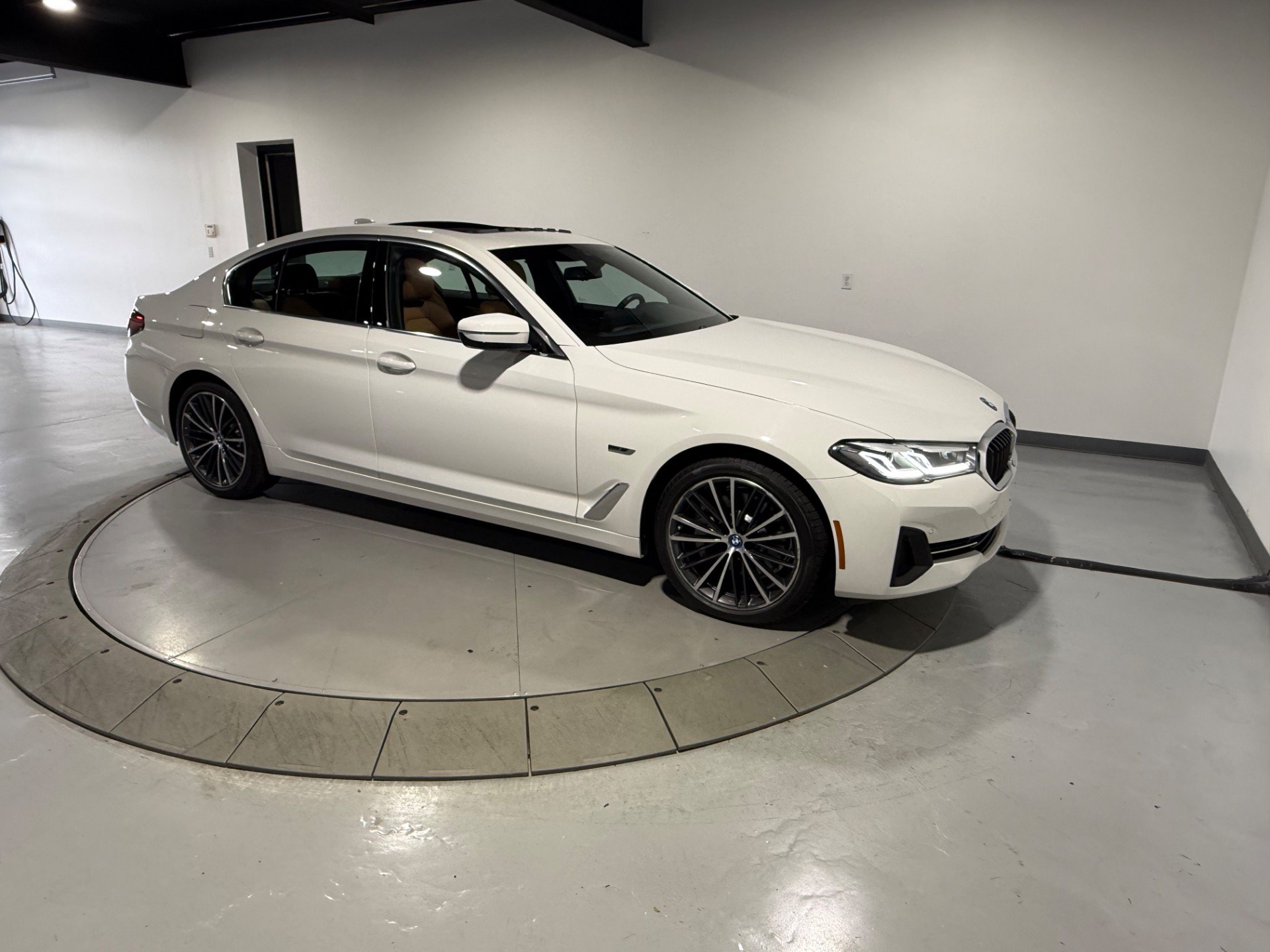 Used 2023 BMW 530e xDrive w/ Convenience Package AWD/4WD image 10