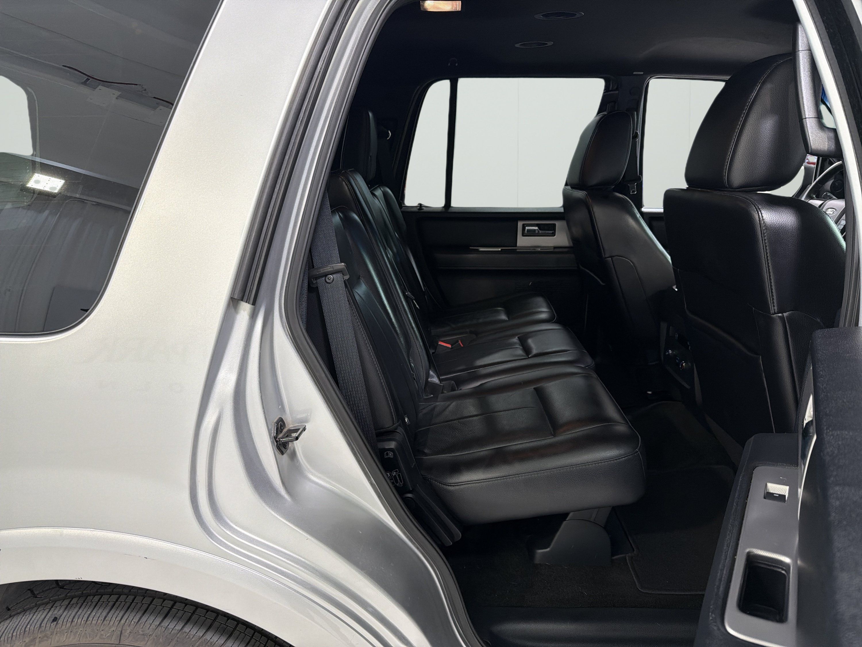 Used 2016 Ford Expedition XLT w/ Equipment Group 201A RWD image 13