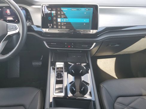 Used 2025 Volkswagen Atlas Cross Sport SE image 13