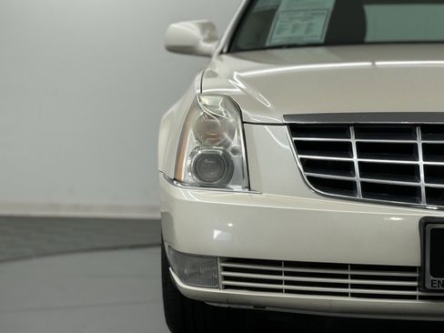 Used 2011 Cadillac DTS image 4